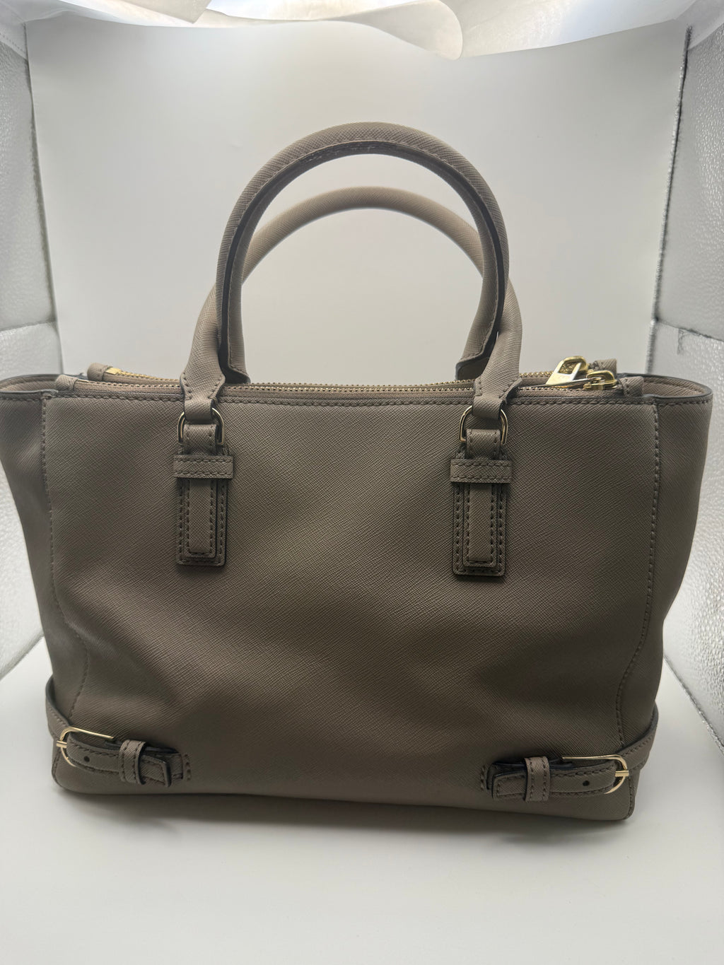 Tory Burch Bolso Satchel de Piel Saffiano Taupe