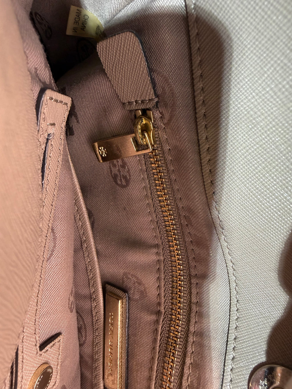 Tory Burch Bolso Satchel de Piel Saffiano Taupe