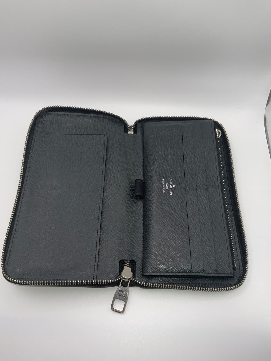 Louis Vuitton Taiga Leather Zippy Organizer Wallet Black | Made in Spain