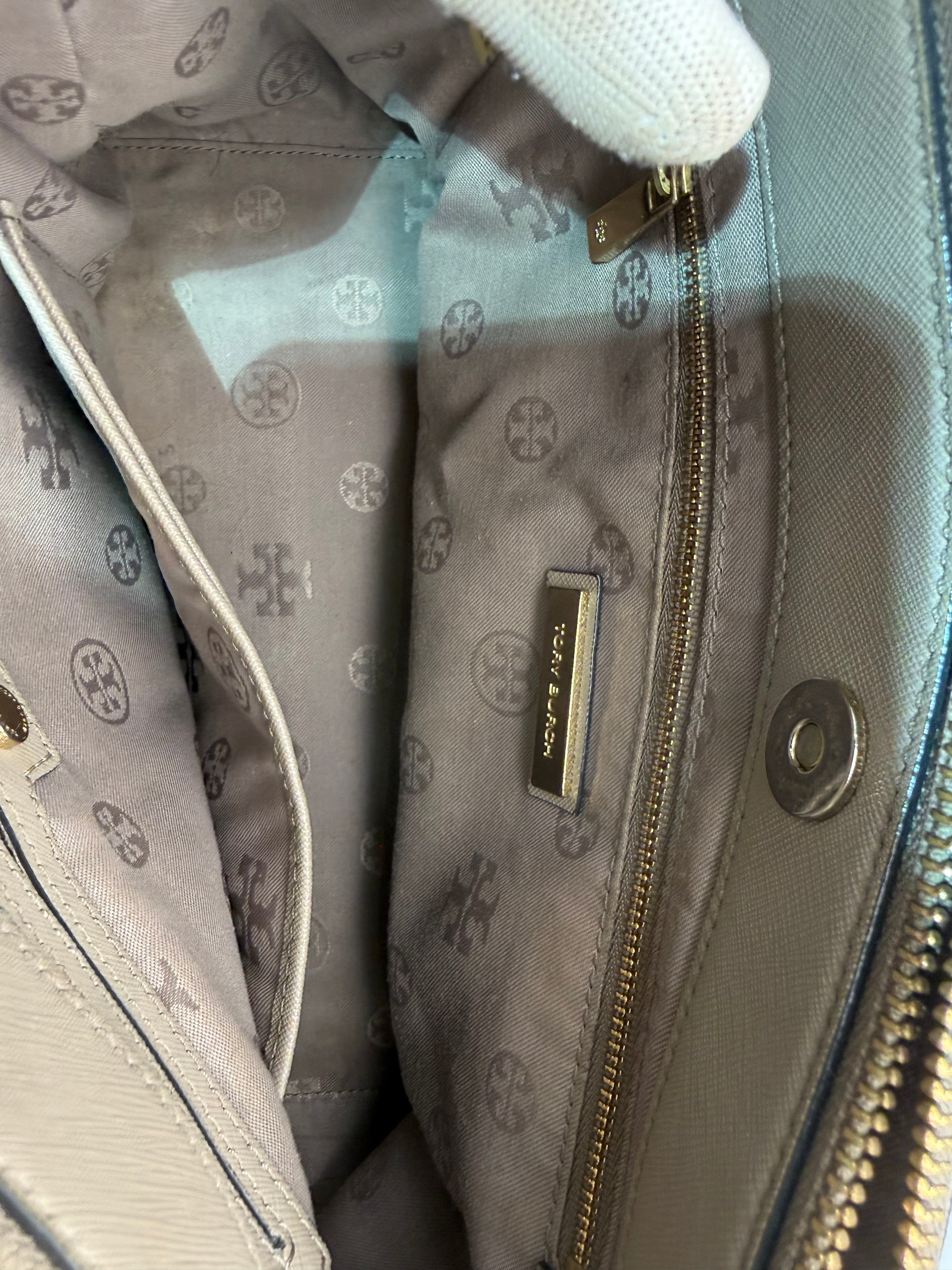 Tory Burch Bolso Satchel de Piel Saffiano Taupe