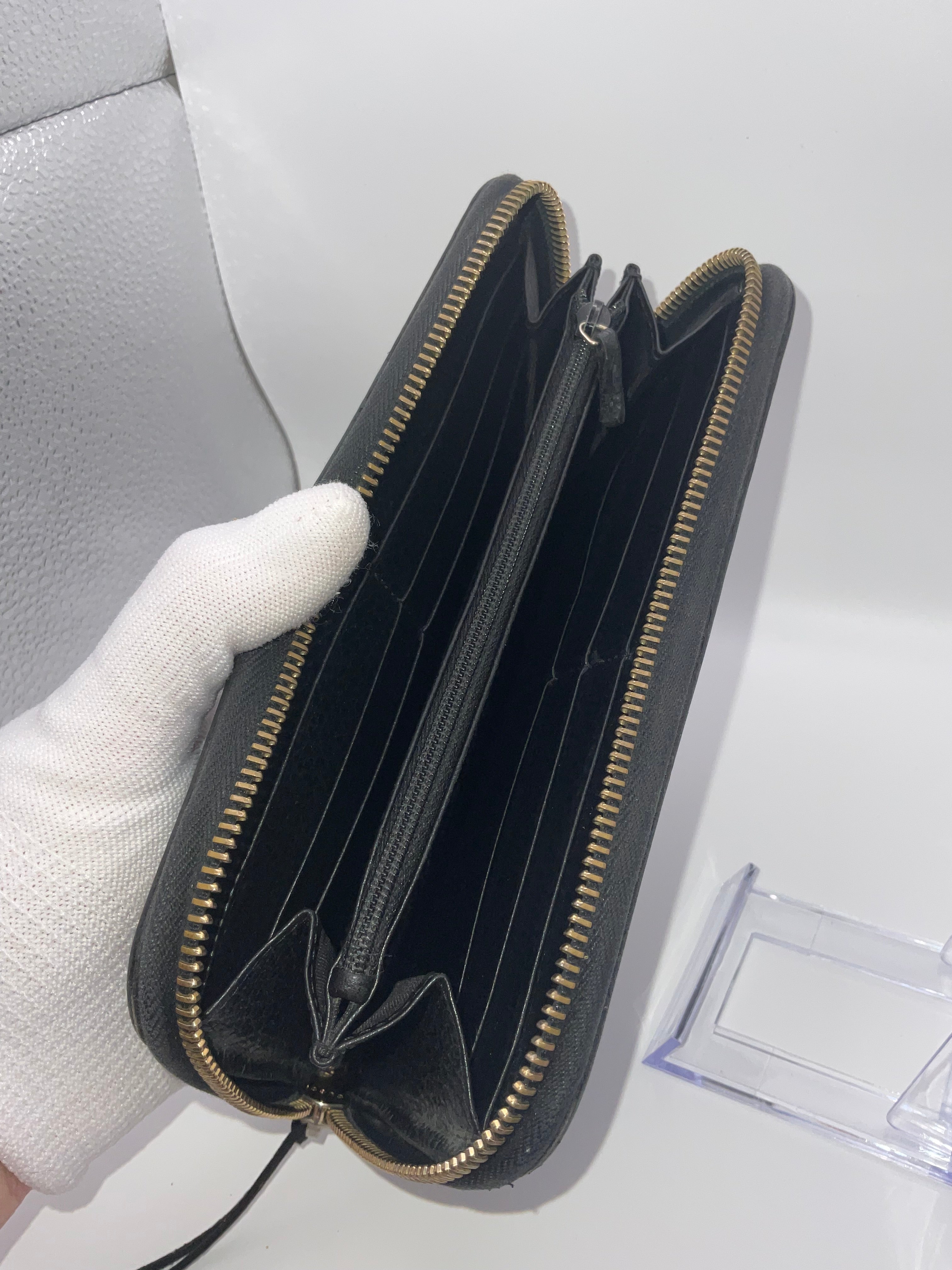 Gucci Black Pebbled Leather Zip Around Wallet GG Logo