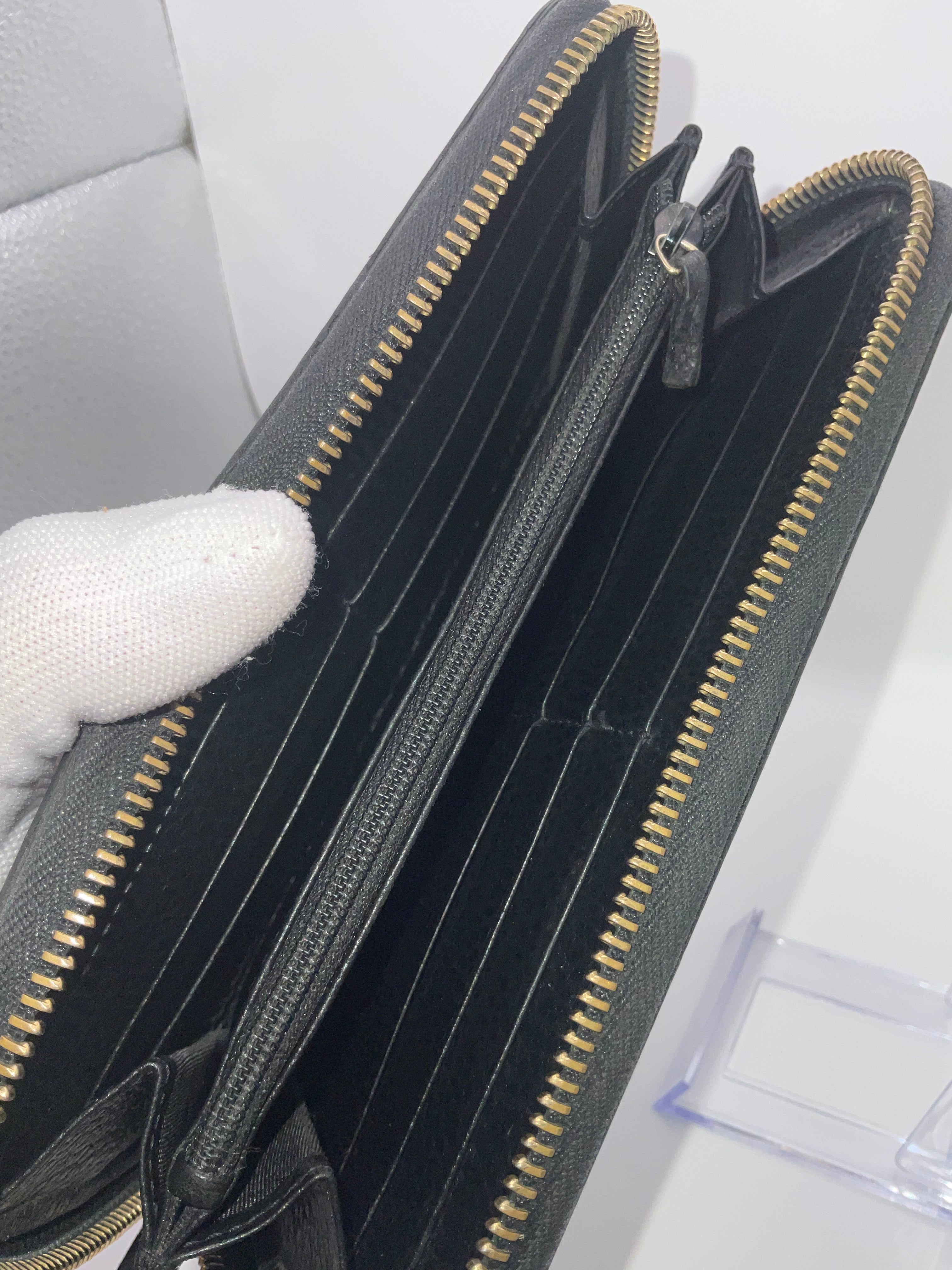 Gucci Black Pebbled Leather Zip Around Wallet GG Logo